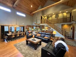 NEW! Luxurious Driftwood Lodge | Castle Rock Lake 