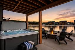 New! Sleeps 20 Luxurious Beachfront Retreat w/Hot Tub & Pickleball