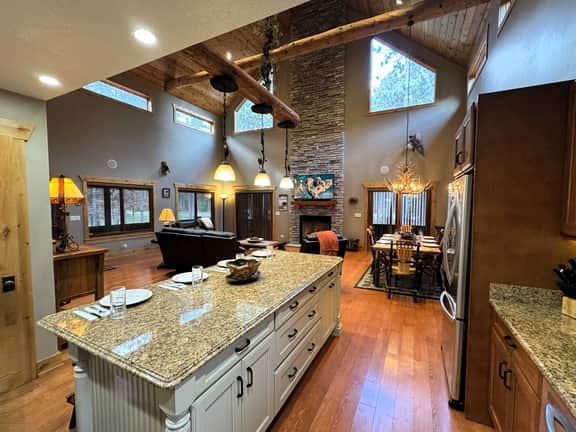 NEW! Luxurious Driftwood Lodge | Castle Rock Lake 