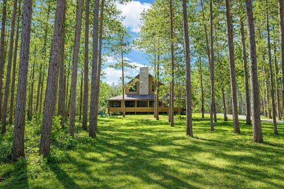 NEW! Luxurious Driftwood Lodge | Castle Rock Lake 